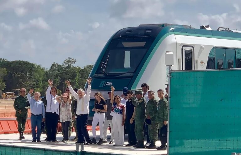 LLEGA 1ER VAGÓN DE TREN MAYA A CANCÚN; AMLO Y MARA LO RECIBEN