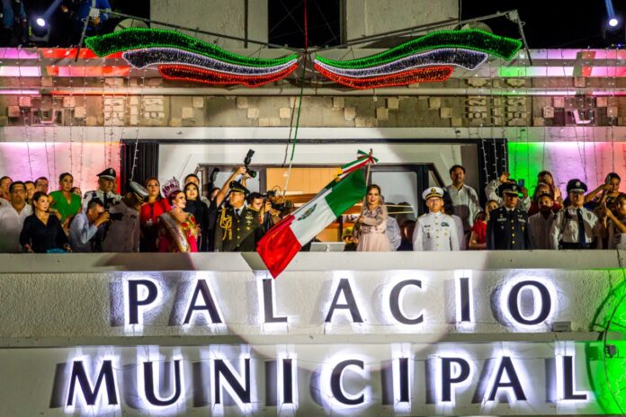 • Ante miles de habitantes y residentes de otras nacionalidades, la presidenta Lili Campos encabezó la ceremonia conmemorativa del 213 aniversario del Grito de Independencia