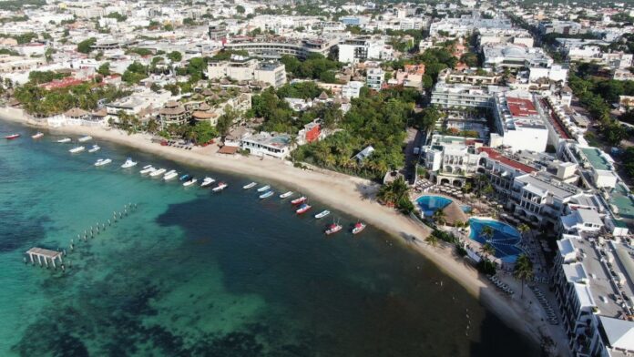 Playa del Carmen, Solidaridad, 27 de septiembre del 2023.- Aunque la recuperación de playas en este destino es una realidad a través de la arena recobrada del sargazo que se recolecta, el gobierno que encabeza Lili Campos tiene en puerta el proyecto de un rompeolas a la altura de El Recodo.