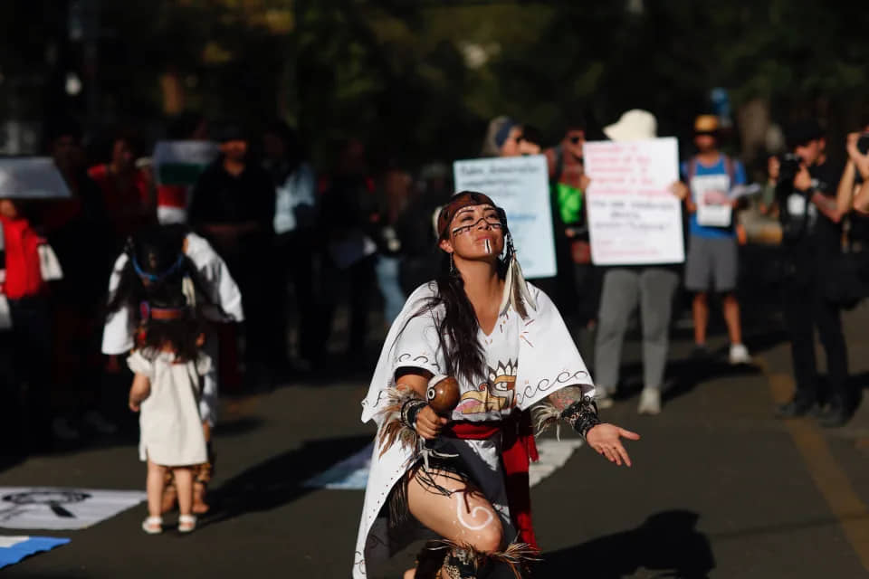 MANIFESTANTES PIDEN "ALTO AL GENOCIDIO PALESTINO" EN LA EMBAJADA DE ISRAEL EN MÉXICO