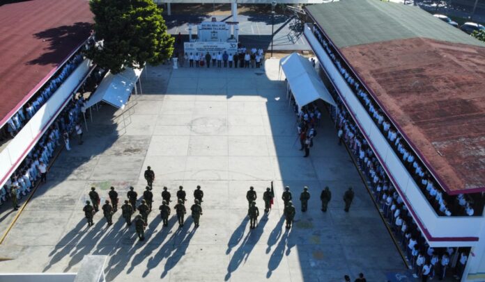 • Como parte del programa de acompañamiento de escuelas, la presidenta municipal Lili Campos exhortó a los alumnos a seguir preparándose; entregó reconocimientos a alumnos y maestros, así como pintura e implementos