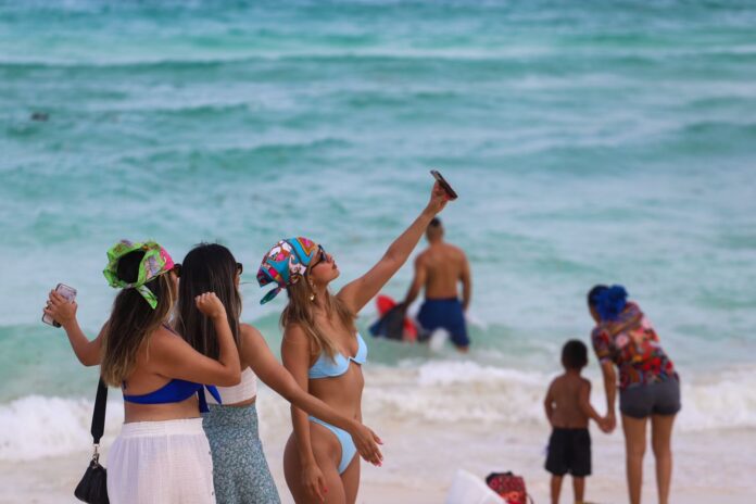 -De acuerdo con SECTUR de los 14.88 millones de viajeros internacionales que se recibieron en el país 9.3 millones llegaron vía Cancún