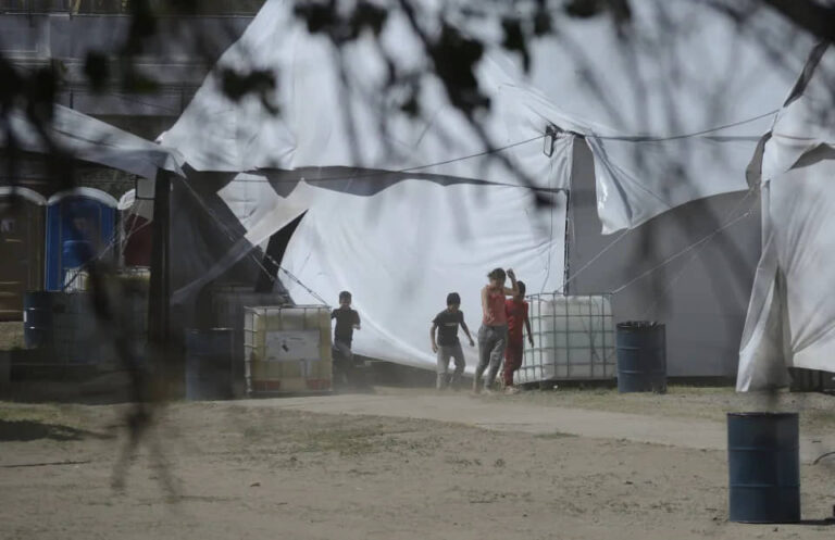 ABREN ALBERGUE JUNTO AL SITIO DONDE MURIERON 40 MIGRANTES POR INCENDIO