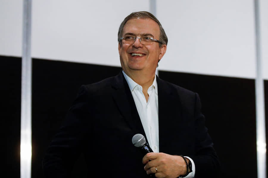 CELEBRA AMLO DECISIÓN DE EBRARD DE QUEDARSE EN MORENA