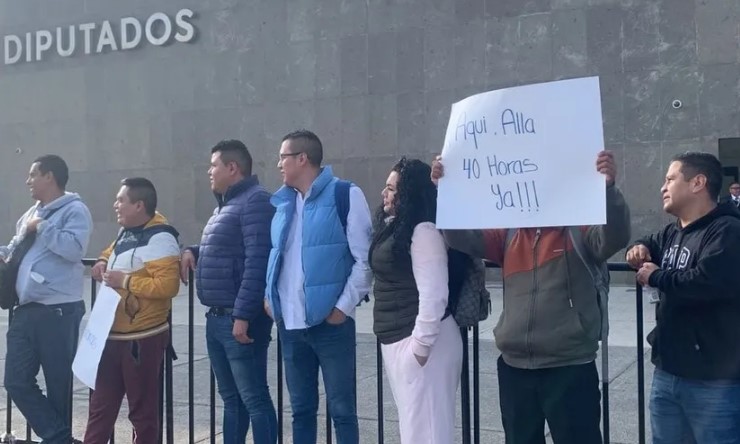 BLOQUEAN MANIFESTANTES ACCESOS A SAN LÁZARO EXIGIENDO REDUCCIÓN DE JORNADA LABORAL