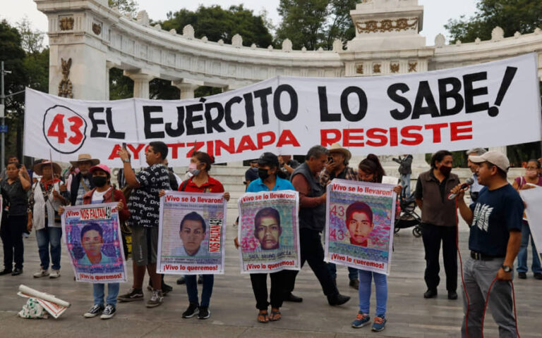 CASO AYOTZINAPA “VA A PIQUE”: PADRES DE LOS 43