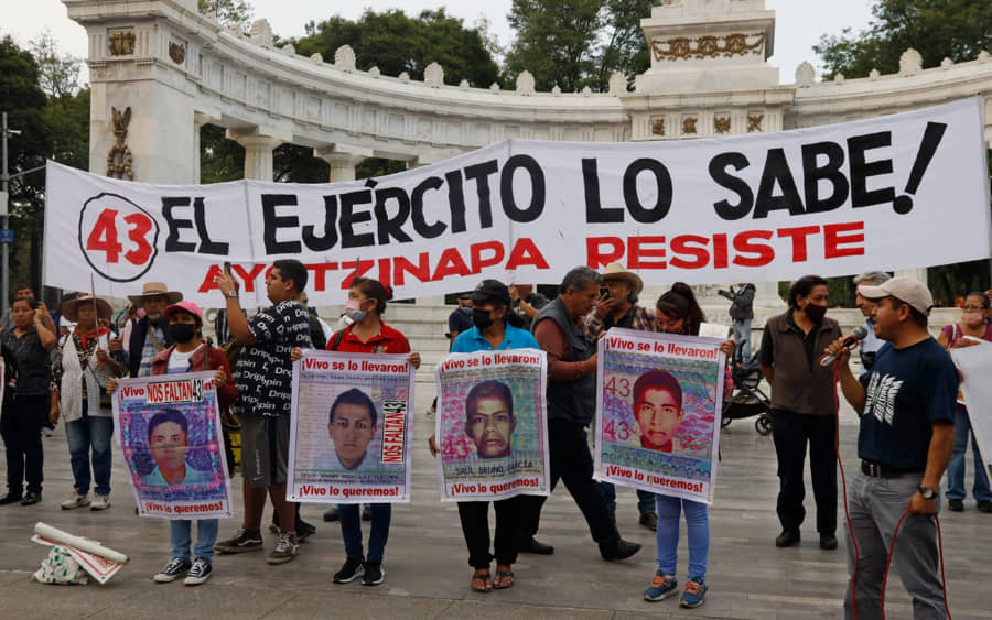 PADRES DE NORMALISTAS INSTALARÁN PLANTÓN FRENTE A PALACIO NACIONAL