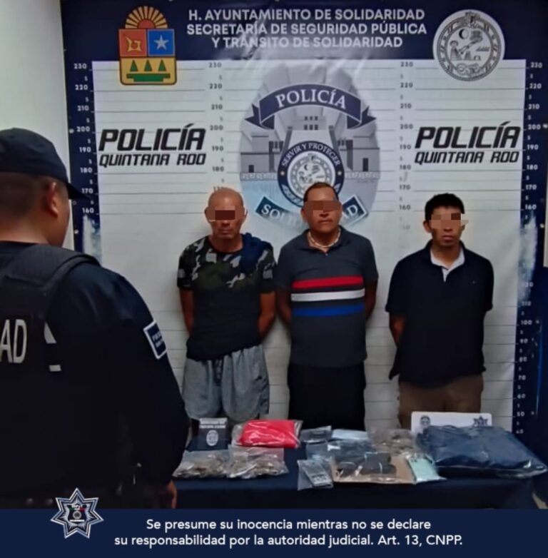 Arrestan a 3 con armas, chaleco apócrifo de policía y dosis de enervantes en Puerto Aventuras