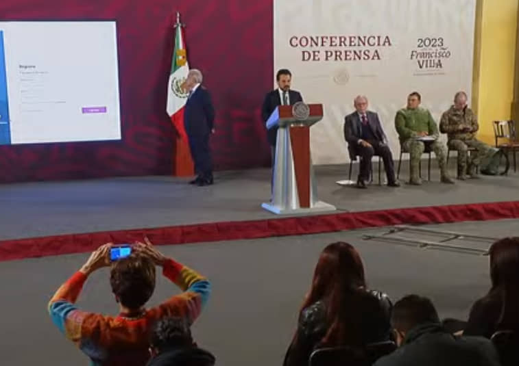 PRESENTA ZOÉ ROBLEDO CREDENCIAL PARA BENEFICIARIOS DEL IMSS-BIENESTAR