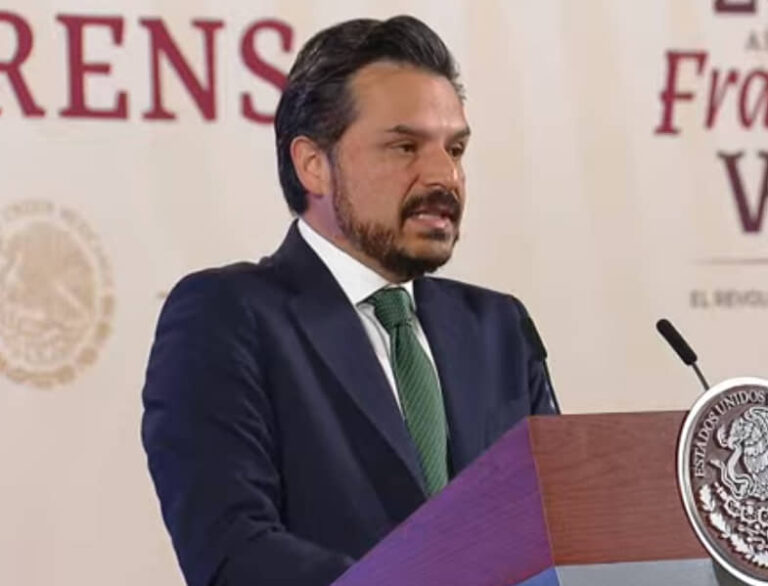 PRESENTA ZOÉ ROBLEDO CREDENCIAL PARA BENEFICIARIOS DEL IMSS-BIENESTAR