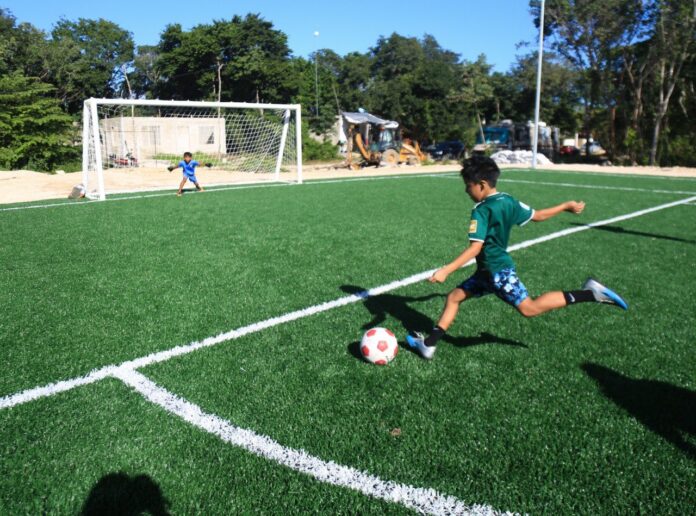 • Lili Campos escucha y responde a la gente al entregar la primera etapa del área deportiva; vecinos cuentan con cancha de futbol con medidas oficiales, pasto sintético, iluminación solar, porterías y gradas