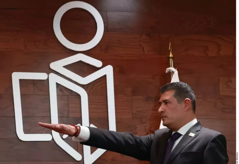ADRIÁN ALCALÁ TOMA PROTESTA COMO PRESIDENTE DEL INAI