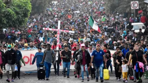 CARAVANA MIGRANTE SE ENTREGA AL INM, BUSCA ESTANCIA LEGAL EN MÉXICO