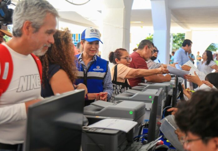 • La presidenta Lili Campos pone ejemplo y es una de las que hoy pagaron su impuesto predial, formada en fila, como todos los ciudadanos