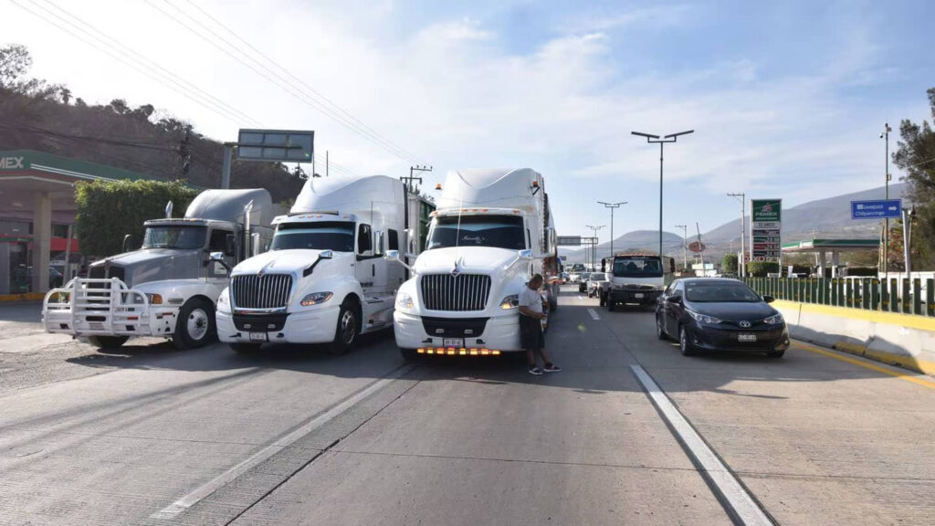 TRANSPORTISTAS COMIENZAN PARO NACIONAL EN CARRETERAS MEXICANAS