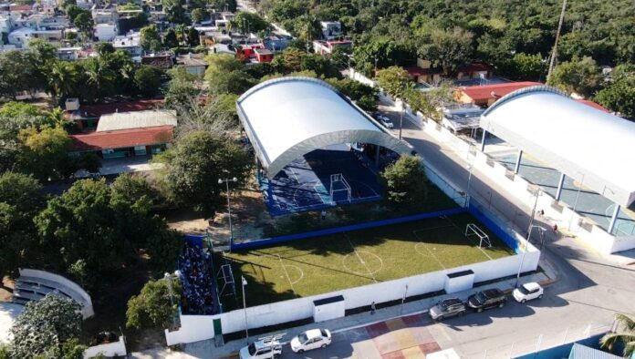 • Alumnos de la “Miguel Ortega Navarrete” ya cuentan con renovadas cancha de fútbol rápido, cancha de usos múltiples, gradas y barda perimetral, inauguradas por la presidenta Lili Campos