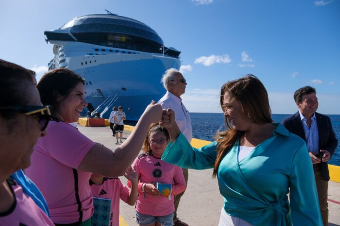 -Más de 10 mil personas a bordo del barco de 365 metros de largo