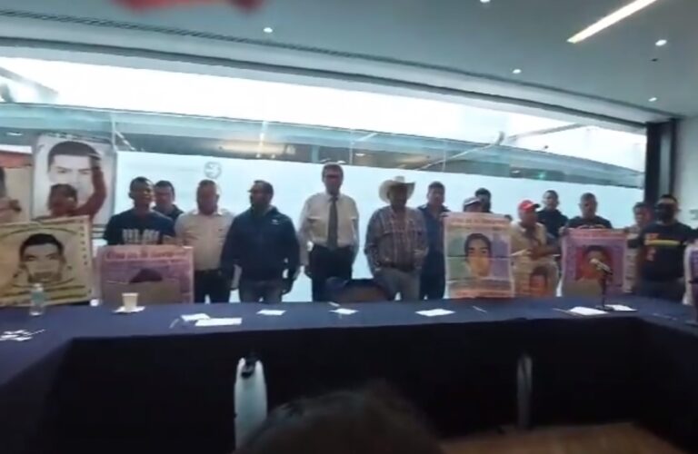 PADRES DE LOS 43 PIDEN A MONREAL INTERVENCIÓN PARA DIÁLOGO CON AMLO