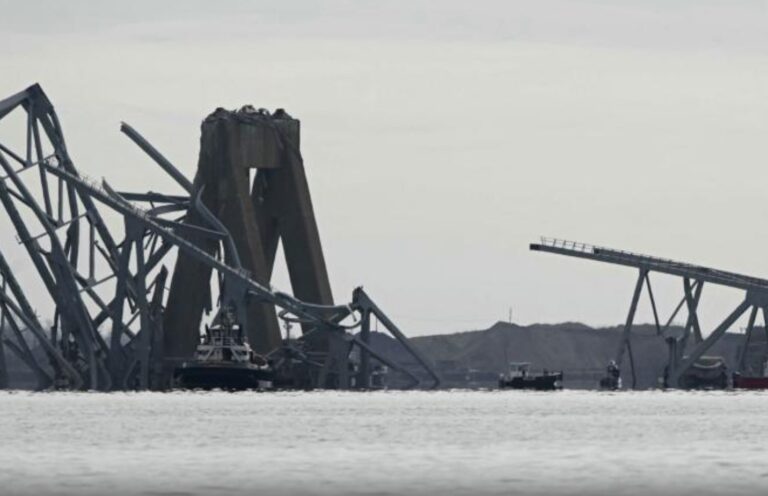 BUSCAN SOBREVIVIENTES TRAS DERRUMBE DE PUENTE EN BALTIMORE
