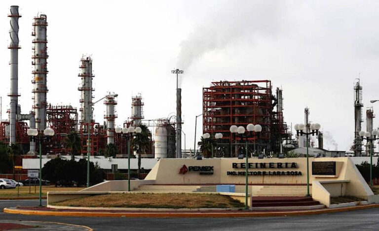 CLAUSURAN CHIMENEA DE LA REFINERÍA DE CADEREYTA