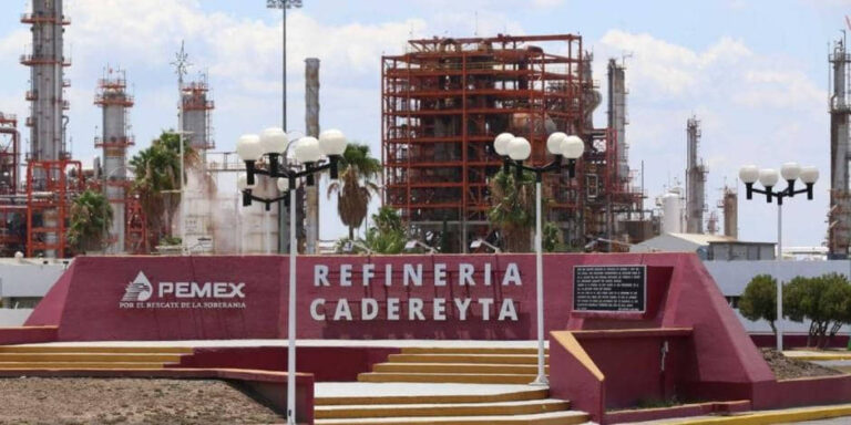 REFINERÍA CADEREYTA CUMPLE PARÁMETROS Y NORMAS AMBIENTALES: AMLO
