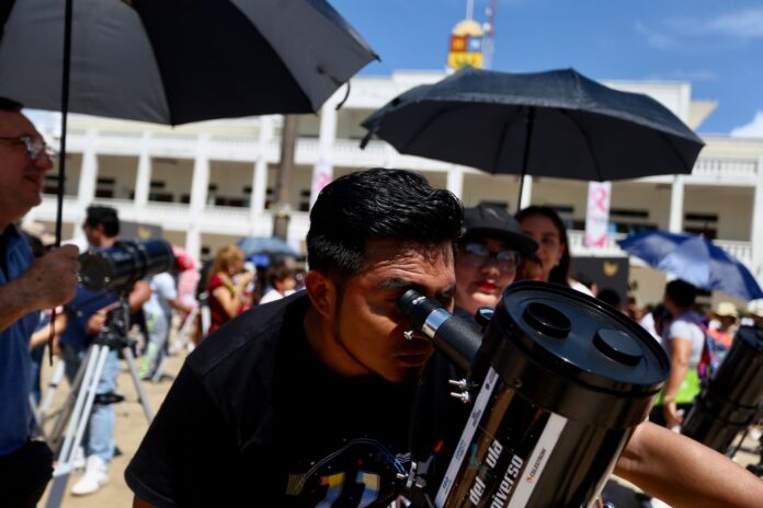 -La Secretaría de Salud recomienda observar el fenómeno a través de métodos indirectos como transmisiones en vivo por televisión o redes sociales o acudir a los planetarios, que cuentan con telescopios especiales con filtro solar, para observar el eclipse de manera segura.