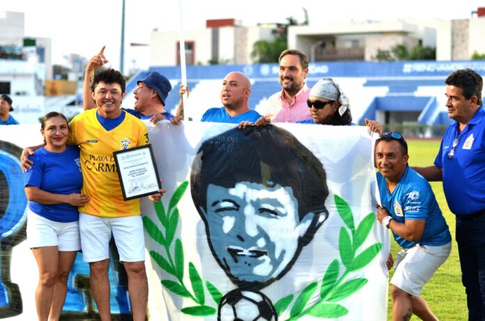 El Club Inter Playa del Carmen, junto con la aficion y la autoridad municipal le entregaron un merecido galardón por sus 21 años al frente del popular y fiel grupo de animación