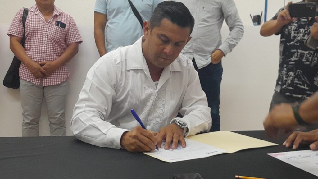 RECIBE SERGIO TOLOSA SOSA CONSTANCIA COMO CANDIDATO A DIPUTADO