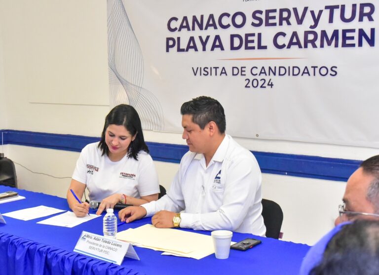 • Adán Toledo Lucero, presidente del organismo, entrega a la candidata Estefanía Mercado un documento con las propuestas presentadas de los socios