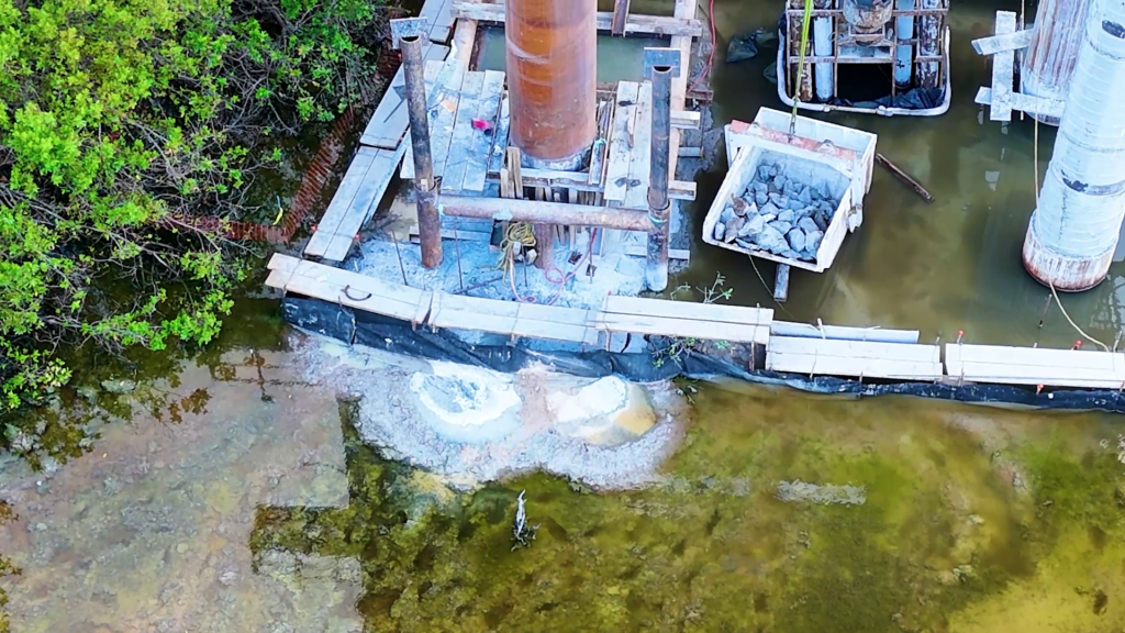 Exhiben presunta contaminación por cemento y aceite en Laguna Nichupté por obras de puente