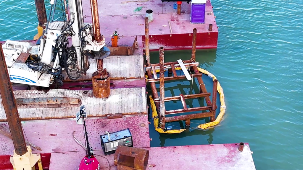 Exhiben presunta contaminación por cemento y aceite en Laguna Nichupté por obras de puente