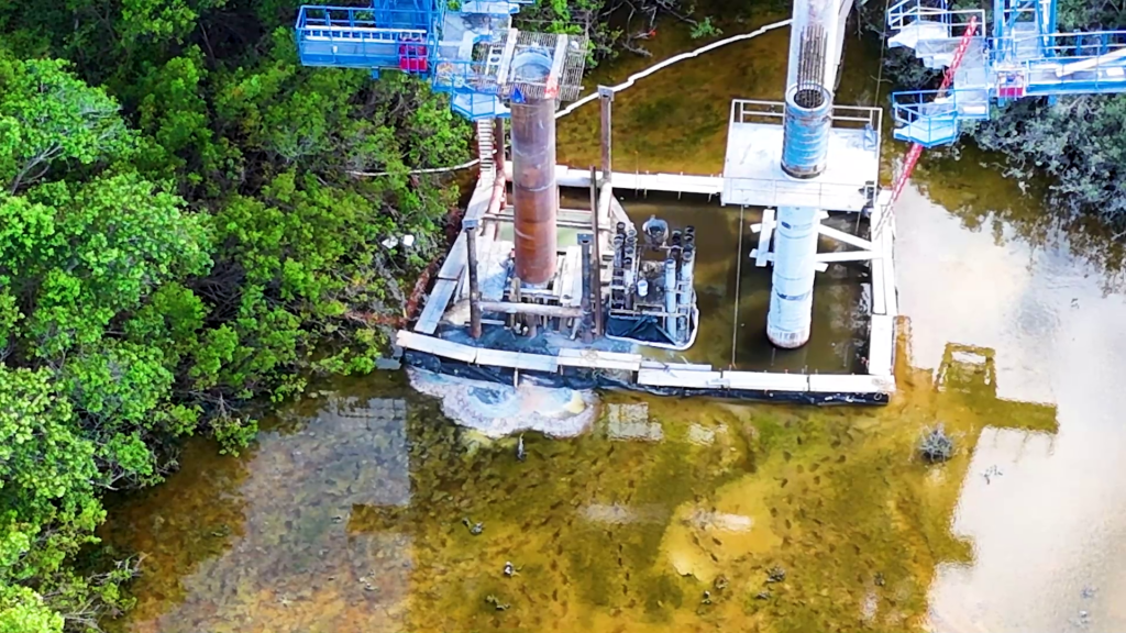 Exhiben presunta contaminación por cemento y aceite en Laguna Nichupté por obras de puente