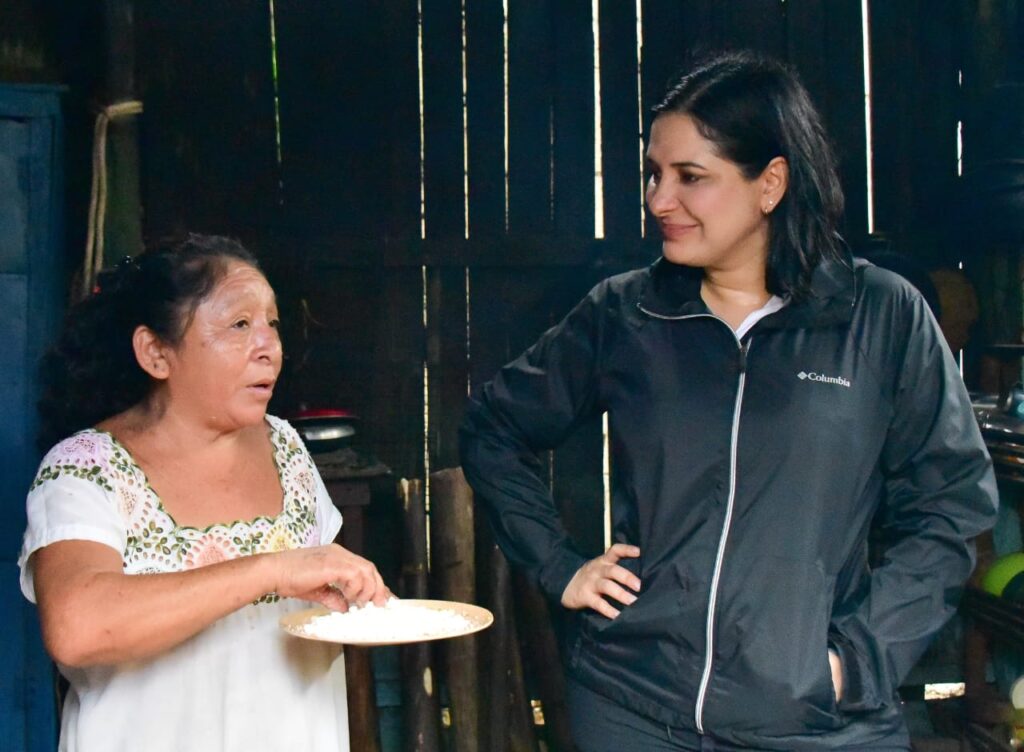 ESTEFANÍA MERCADO RECORRE IN HOUSE Y ATIENDE A LAS FAMILIAS VULNERABLES TRAS EL PASO DE BERYL