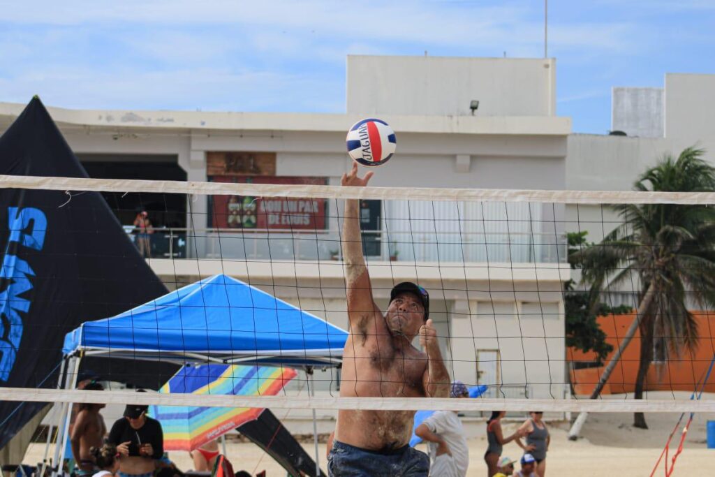 Celebran festival de voleibol de playa en el corazón turístico de Solidaridad. Con una gran participación de equipos