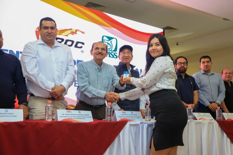*Isaías González Cuevas, líder nacional de la CROC reconoció el trabajo del equipo Quintana Roo, que encabeza Martín de la Cruz, porque los 103 acreditados auxiliará a las y los trabajadores con asesorías, trámites y acompañamiento ante el Seguro Social