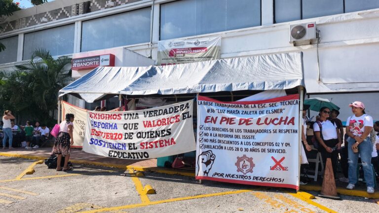 Maestros bloquean el Ayuntamiento de Solidaridad en protesta contra la reforma a la Ley del ISSSTE