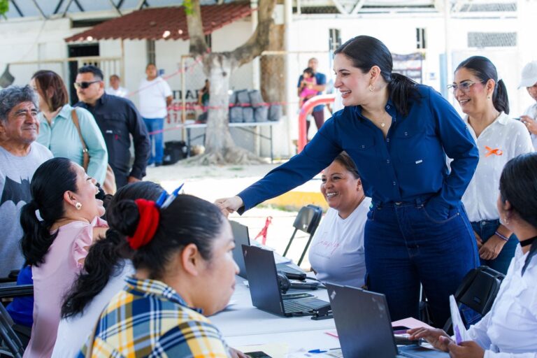 • La Presidenta Municipal saluda a cientos de mujeres que este martes acudieron al módulo de la Unidad Deportiva “Luis Donaldo Colosio” a actualizar su documentación
