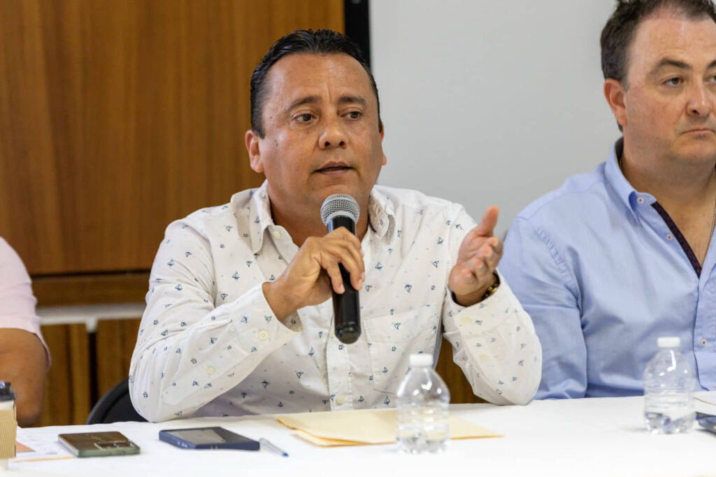 Empresas con tapas, registros, pozos y cableado en mal estado en Playa del Carmen se comprometen en repararlos: regidor Uri Carmona 

