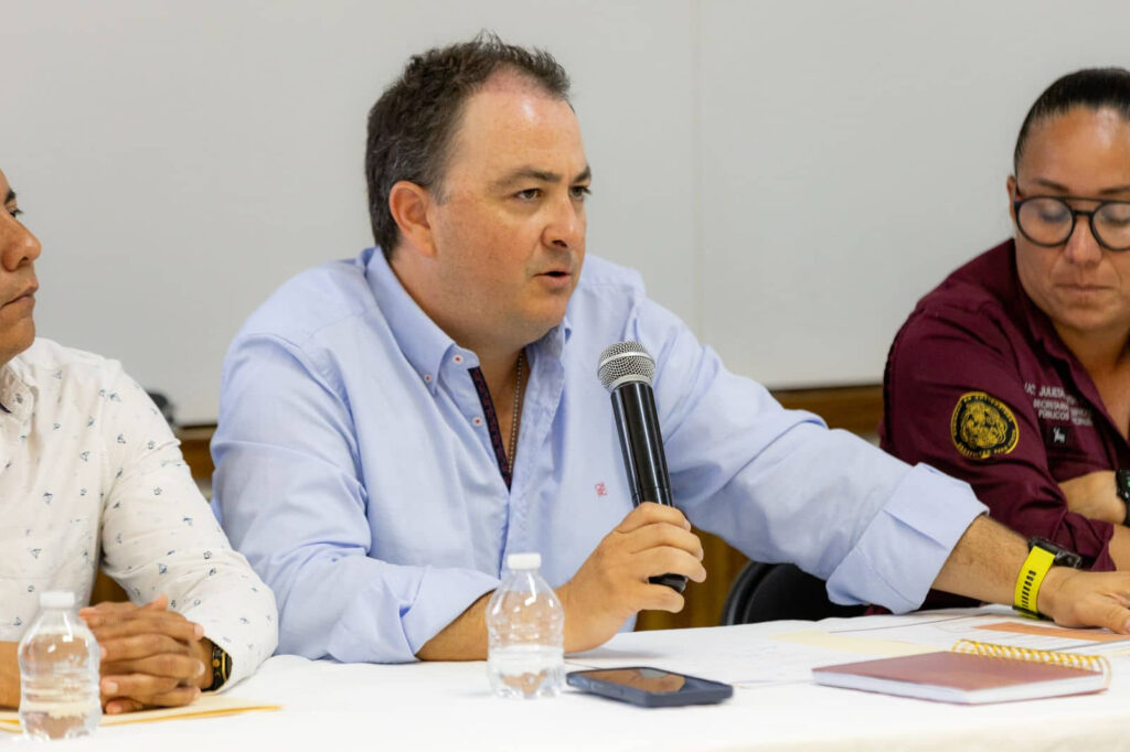 Empresas con tapas, registros, pozos y cableado en mal estado en Playa del Carmen se comprometen en repararlos: regidor Uri Carmona 
