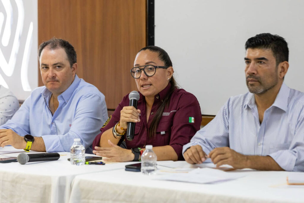Empresas con tapas, registros, pozos y cableado en mal estado en Playa del Carmen se comprometen en repararlos: regidor Uri Carmona 
