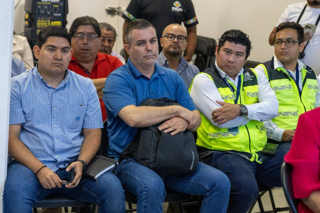 Empresas con tapas, registros, pozos y cableado en mal estado en Playa del Carmen se comprometen en repararlos: regidor Uri Carmona 

