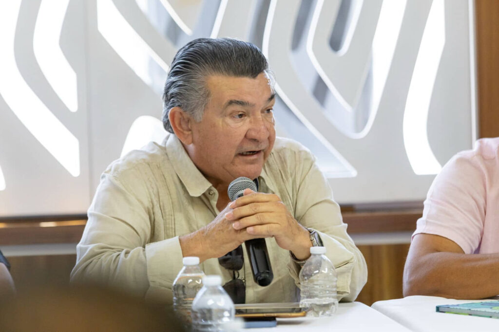 Empresas con tapas, registros, pozos y cableado en mal estado en Playa del Carmen se comprometen en repararlos: regidor Uri Carmona 
