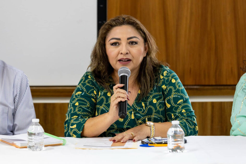 Empresas con tapas, registros, pozos y cableado en mal estado en Playa del Carmen se comprometen en repararlos: regidor Uri Carmona 
