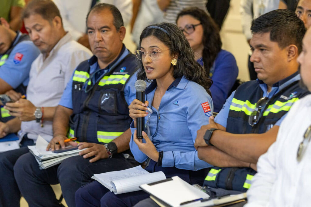 Empresas con tapas, registros, pozos y cableado en mal estado en Playa del Carmen se comprometen en repararlos: regidor Uri Carmona 
