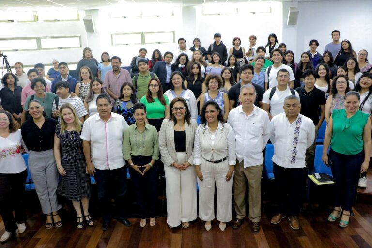 ¿Democracia en evolución o en simulación? Claudia Zavala pone el dedo en la llaga desde Playa del Carmen