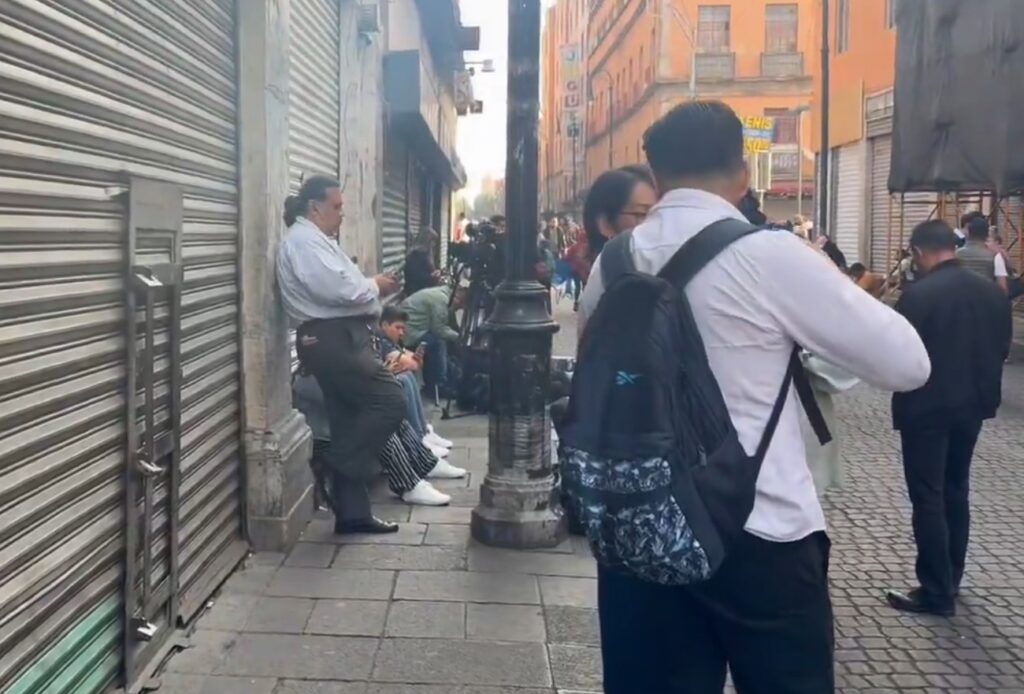 Bloquea CNTE Palacio Nacional para exigir diálogo urgente con Sheinbaum