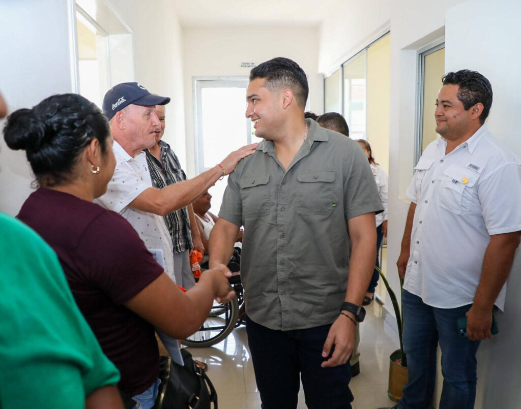 DIF entrega apoyos alimentarios en Puerto Aventuras