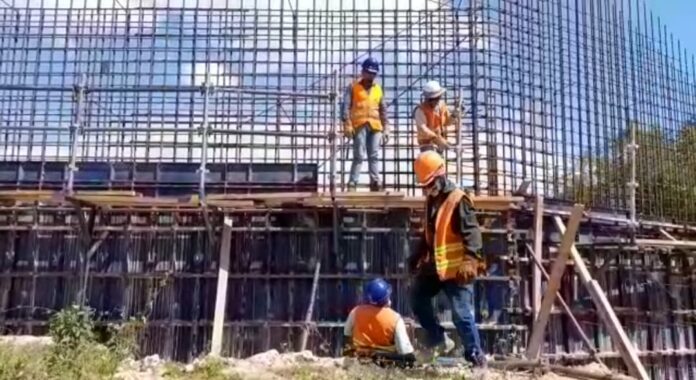 Autoridades llaman a empresas y sindicatos a reforzar medidas de seguridad laboral para proteger a obreros de la construcción en medio de altas temperaturas.