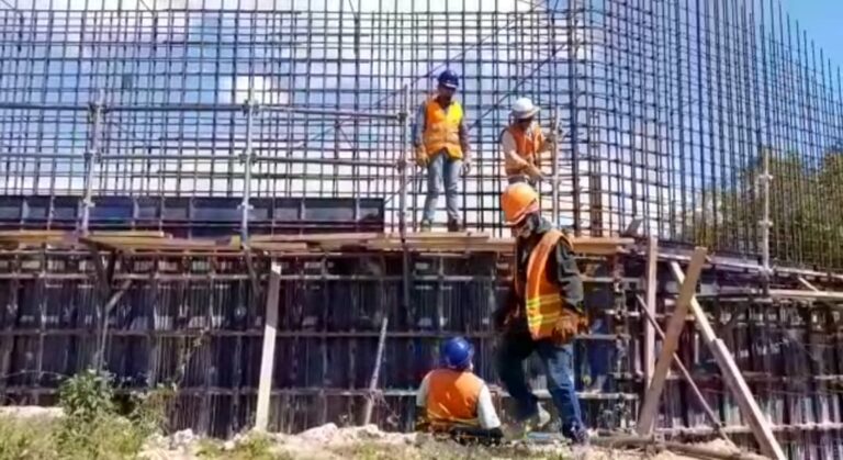 Autoridades llaman a empresas y sindicatos a reforzar medidas de seguridad laboral para proteger a obreros de la construcción en medio de altas temperaturas.
