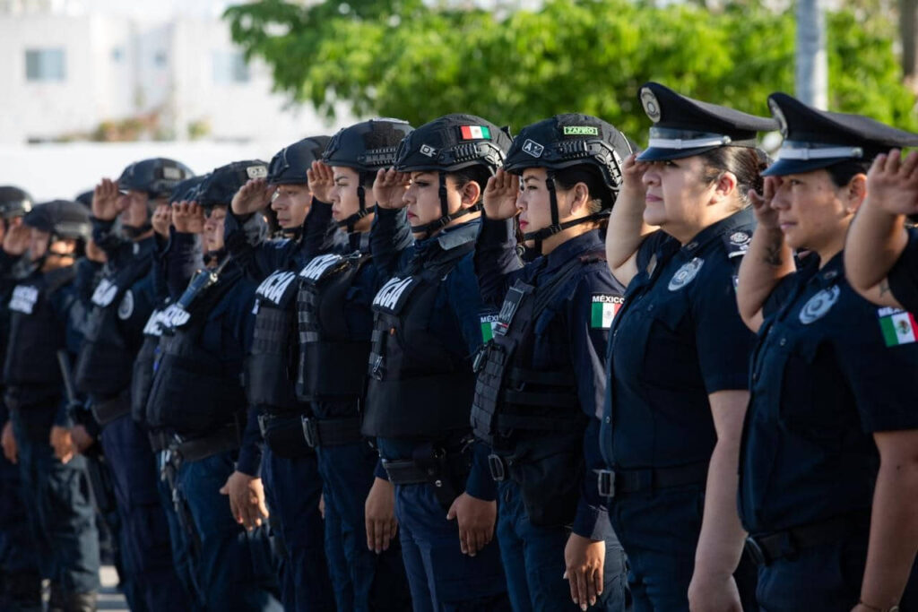Estefanía Mercado le cumple a las y los policías de Playa del Carmen; anuncia la entrega de un bono económico